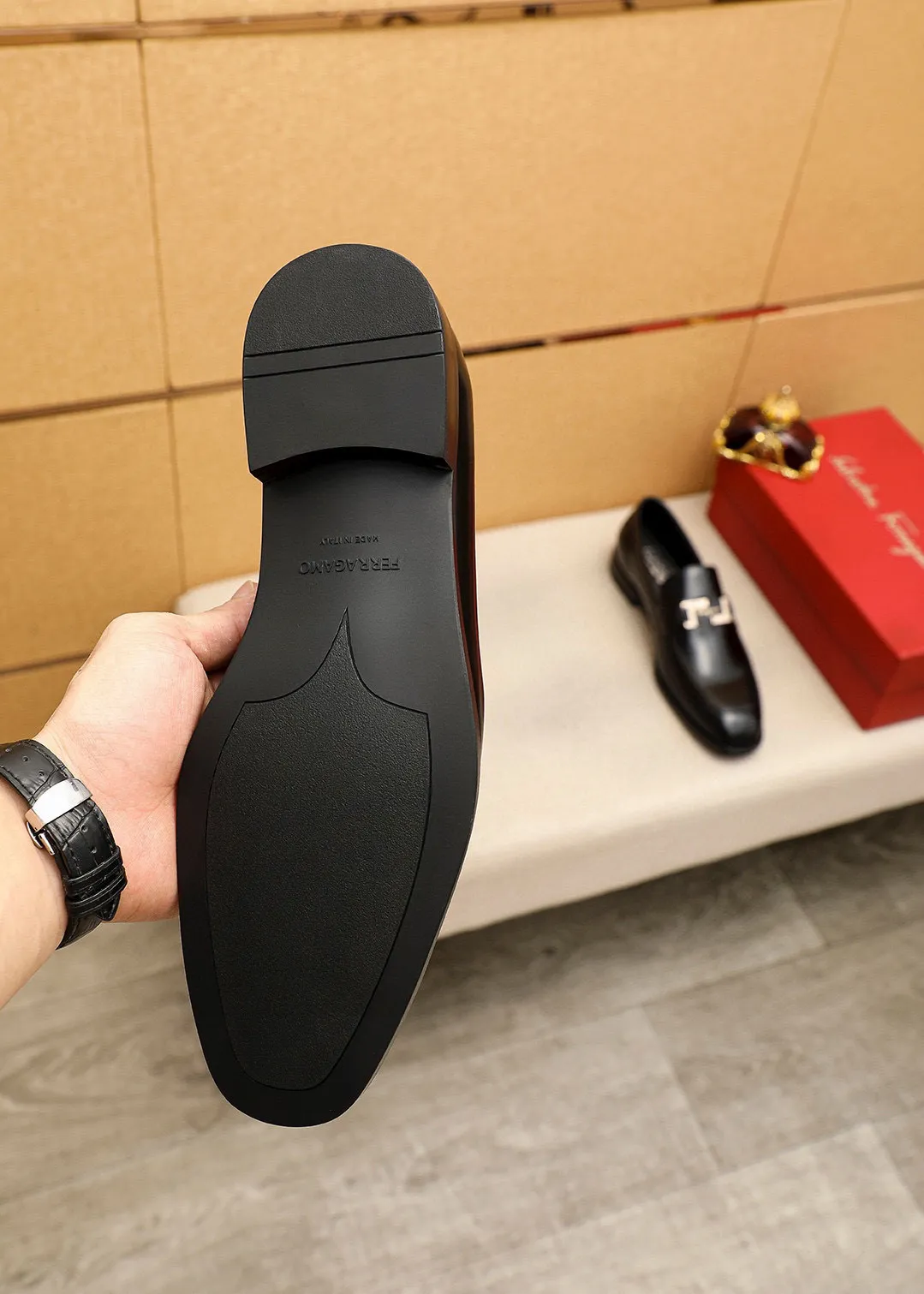 Men's shoes 💰460 💐 Product trademark: Ferragamo "Ferragamo" casual leather shoes Regular size: 38-44 (45.46🉑️customized) Product materials: Selected imported first-layer open-edge beaded cowhide leather upper + luxury hardware buckle, imported water-dyed cowhide leather lining. Strong three-dimensional visual effect, original rubber outsole Color: 2⃣️colors available